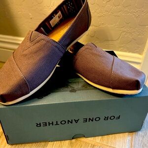 NWT TOMS Shoes in size 8.5